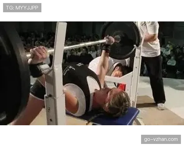 廖秋云训练完顺手拎走两袋蛋白粉，这消费观我连她的杠铃片都举不起来
